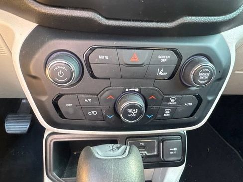 Used 2021 Jeep Renegade Latitude w/ Sun & Sound Group FWD image 17