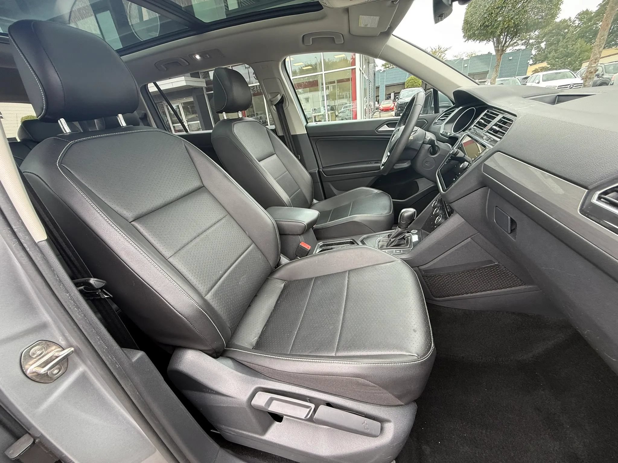 Used 2021 Volkswagen Tiguan SE w/ Panoramic Sunroof Package FWD image 20