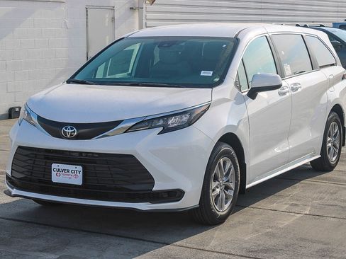 New 2026 Toyota Sienna LE FWD image 3