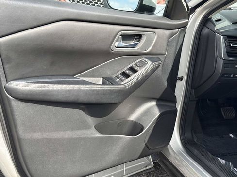Certified 2024 Nissan Rogue SV FWD image 16