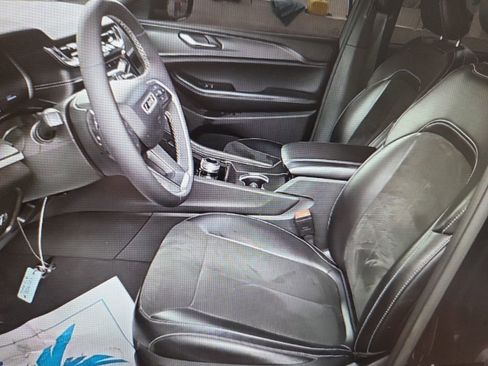 Used 2024 Jeep Grand Cherokee Altitude image 7