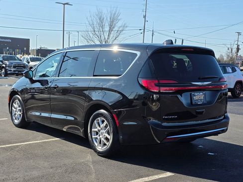 Used 2024 Chrysler Pacifica Touring-L image 7