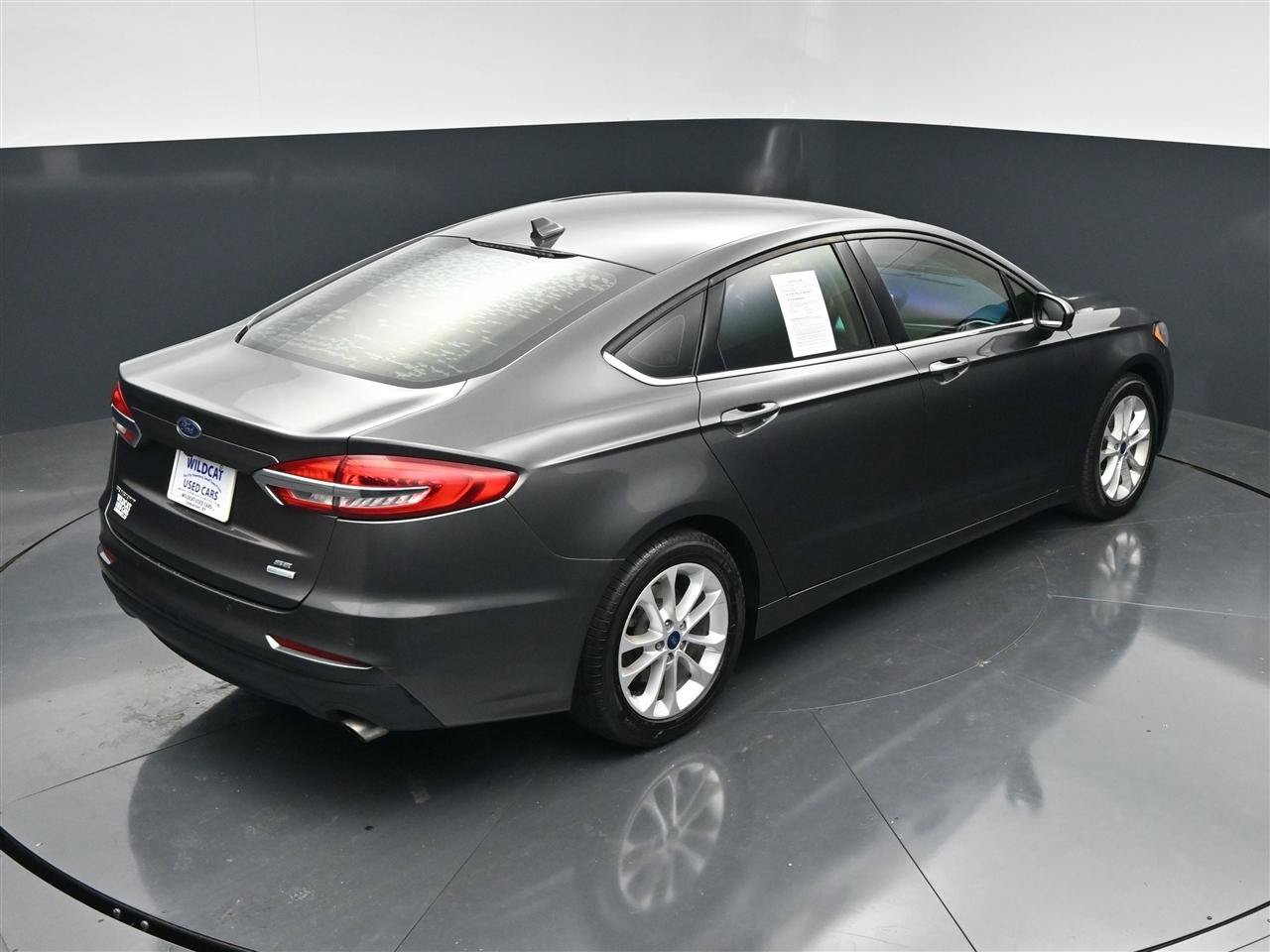 Used 2019 Ford Fusion SE FWD image 24