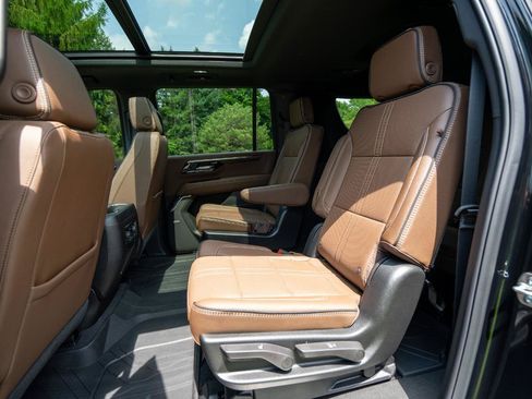 Used 2026 Chevrolet Suburban High Country AWD/4WD image 24