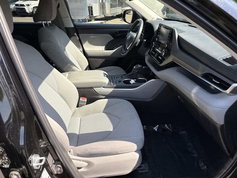 Used 2022 Toyota Highlander LE AWD/4WD image 9
