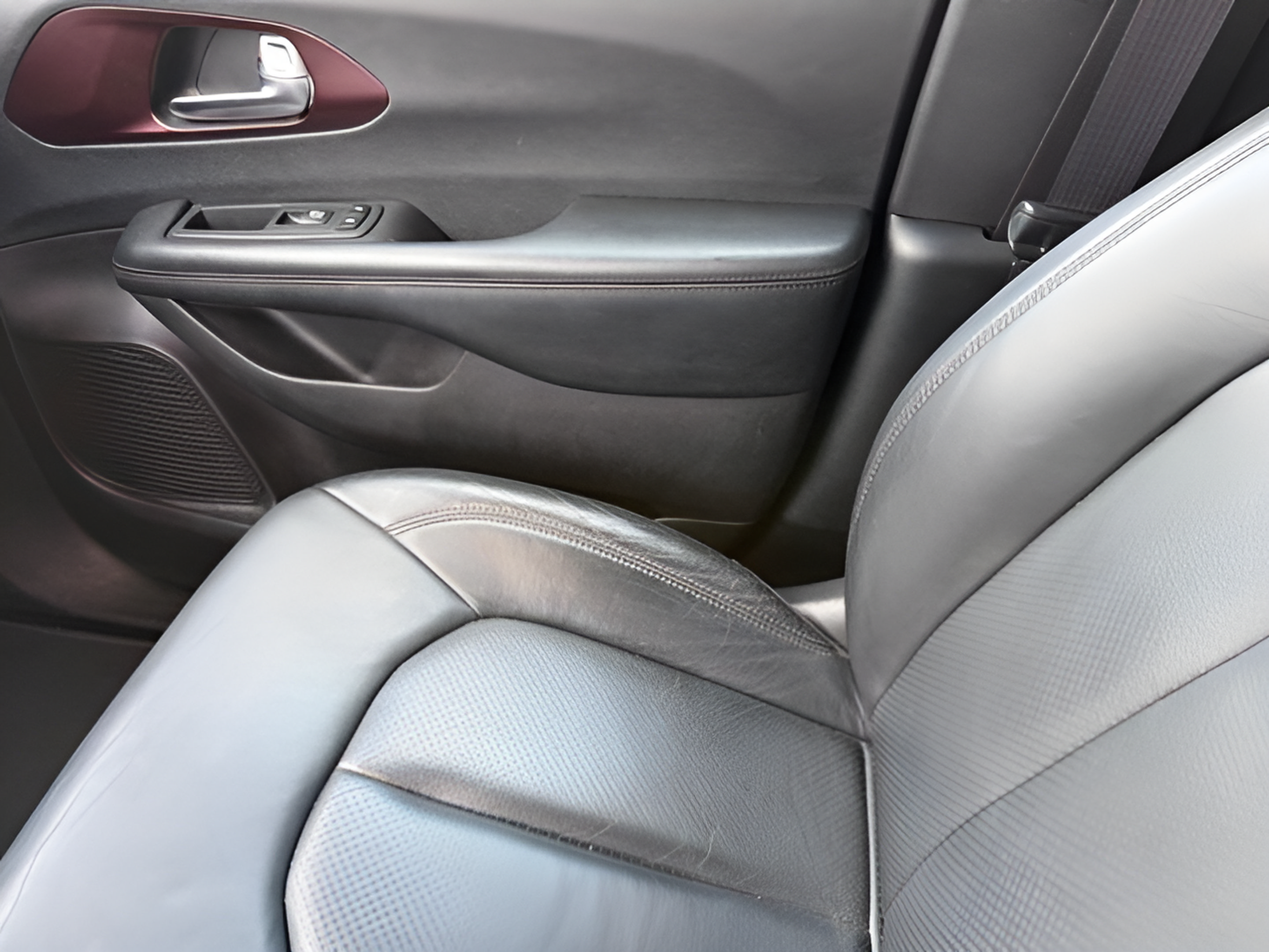 Used 2019 Chrysler Pacifica Touring-L FWD image 28