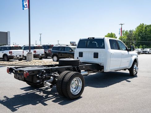 New 2026 RAM 4500 4x4 Crew Cab DRW w/ Laramie Trim Package image 9