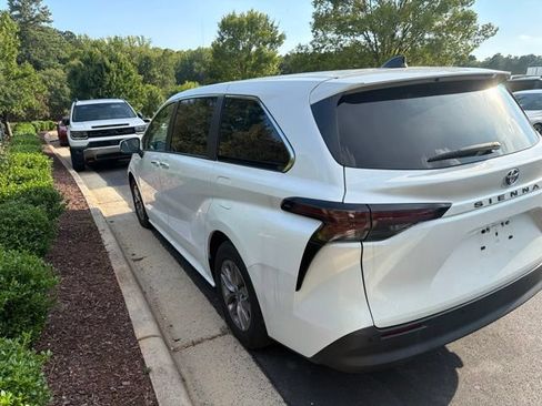 Used 2024 Toyota Sienna XLE FWD image 9