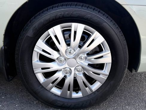 Used 2003 Hyundai Elantra GLS FWD image 33