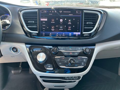 Used 2022 Chrysler Pacifica Touring-L FWD image 18
