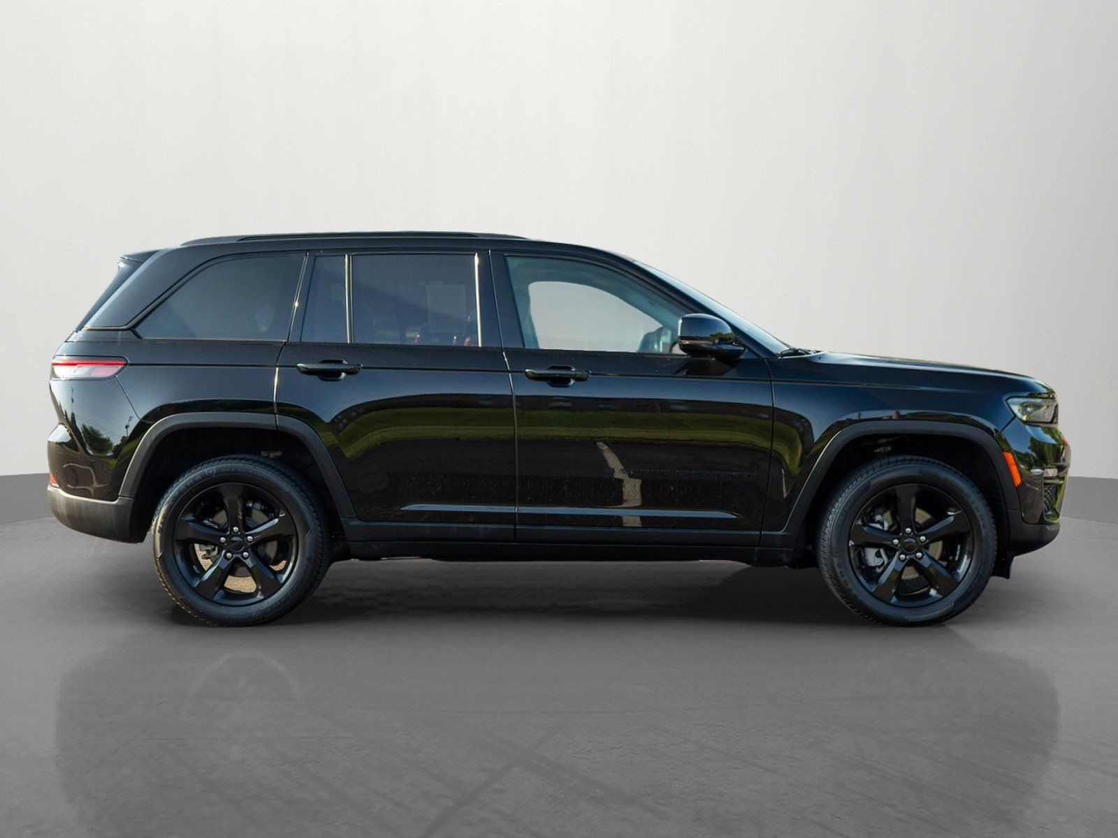 Used 2023 Jeep Grand Cherokee Limited w/ Black Appearance Package AWD/4WD image 8