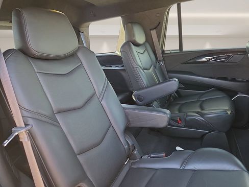 Used 2018 Cadillac Escalade Platinum AWD/4WD image 9