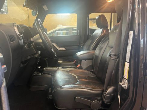 Used 2018 Jeep Wrangler Unlimited Sahara w/ Connectivity Group image 11