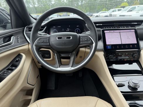 Certified 2023 Jeep Grand Cherokee Limited w/ Luxury Tech Group II AWD/4WD image 8