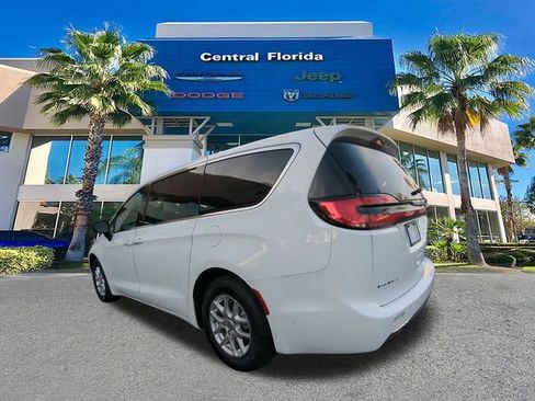 Certified 2024 Chrysler Pacifica Touring-L image 7