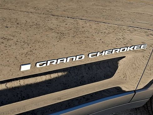 Used 2023 Jeep Grand Cherokee Laredo w/ Luxury Tech Group I AWD/4WD image 31