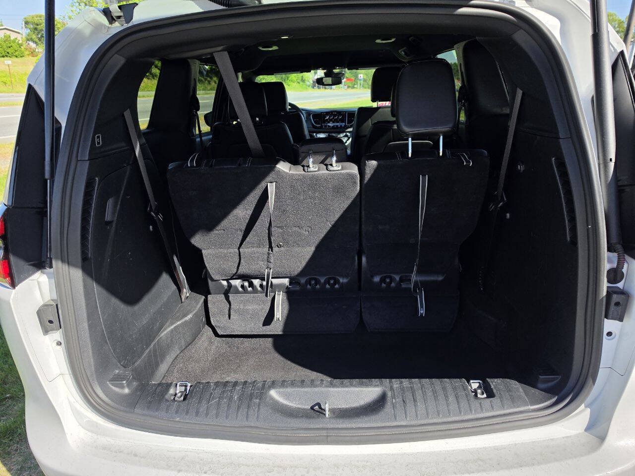Used 2025 Chrysler Pacifica Select FWD image 5