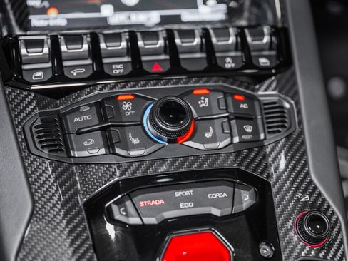 Used 2021 Lamborghini Aventador SVJ AWD/4WD image 41
