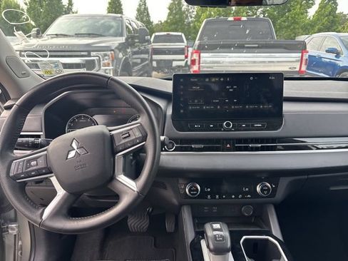 Used 2025 Mitsubishi Outlander SE FWD image 11