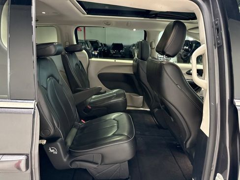 Used 2020 Chrysler Pacifica Limited FWD image 37