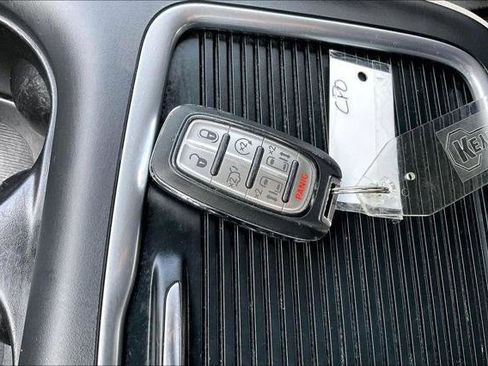 Certified 2023 Chrysler Pacifica Touring-L FWD image 36