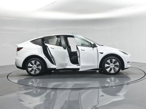 Used 2024 Tesla Model Y Long Range image 3
