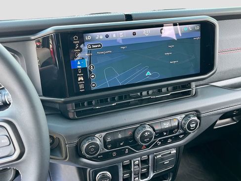 Used 2025 Jeep Wrangler Unlimited Rubicon image 13