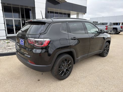 Used 2025 Jeep Compass Latitude w/ Altitude Special Edition image 3