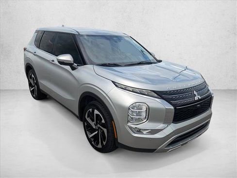 Used 2022 Mitsubishi Outlander SE FWD image 3