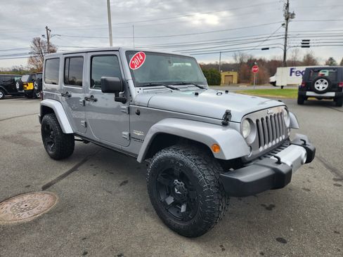 Used 2014 Jeep Wrangler Unlimited Sahara w/ Max Tow Package image 19