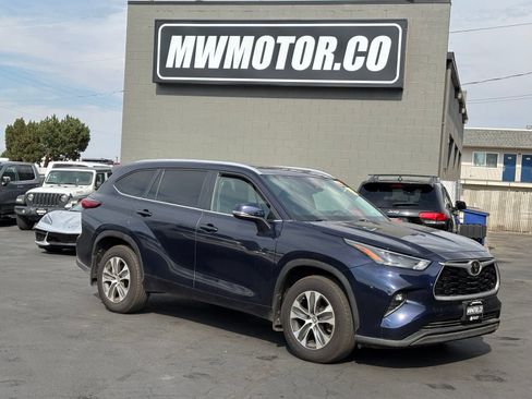 Used 2023 Toyota Highlander XLE AWD/4WD image 1