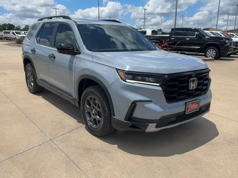 Used 2024 Honda Pilot TrailSport image 3