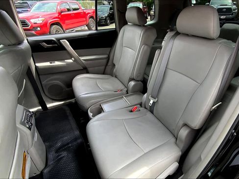 Used 2012 Toyota Highlander SE FWD image 18