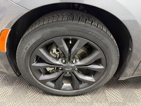 Used 2018 Chrysler Pacifica Touring Plus w/ S Appearance Package FWD image 21