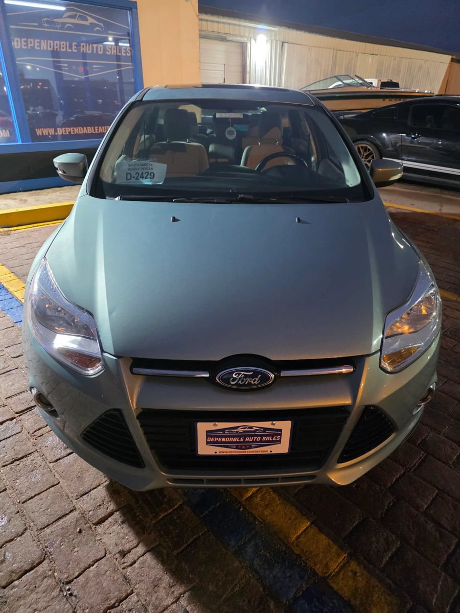 Used 2012 Ford Focus SEL w/ SEL/Titanium Winter Pkg FWD image 2
