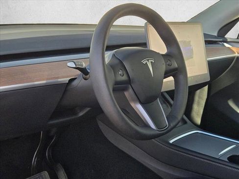 Used 2024 Tesla Model Y Long Range image 9
