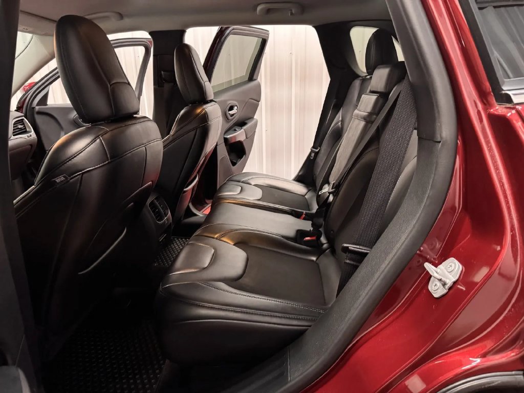 Used 2019 Jeep Cherokee Latitude Plus FWD image 39