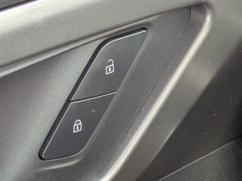 Used 2025 Chevrolet Traverse LT image 28