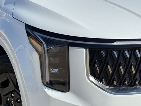 Used 2025 Kia Carnival LXS image 3