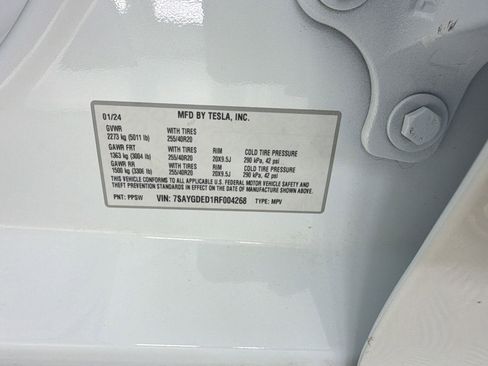Used 2024 Tesla Model Y 2WD image 18
