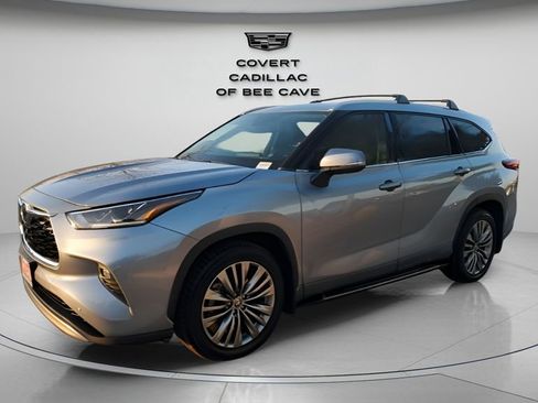 Used 2020 Toyota Highlander Platinum image 3
