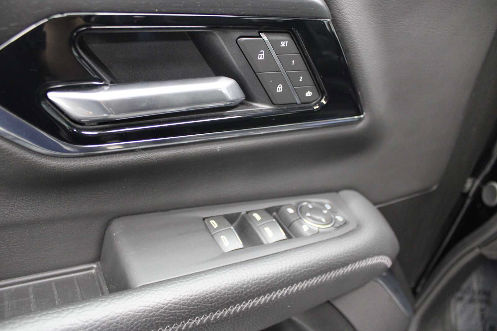 Used 2025 GMC Yukon XL Denali AWD/4WD image 21