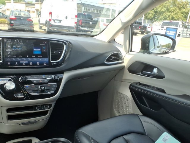 Used 2024 Chrysler Pacifica Touring-L FWD image 13