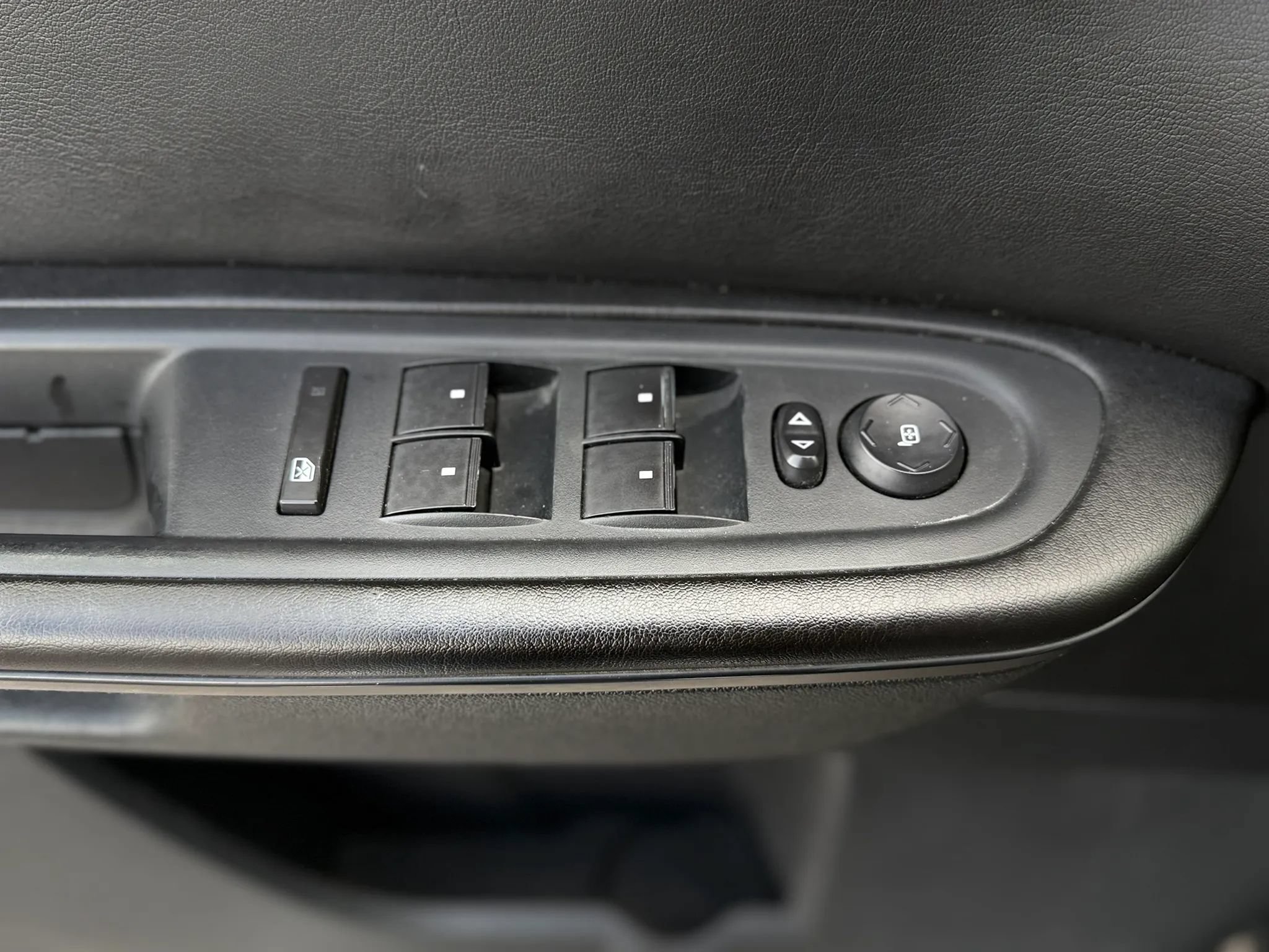 Used 2015 GMC Acadia SLE FWD image 21