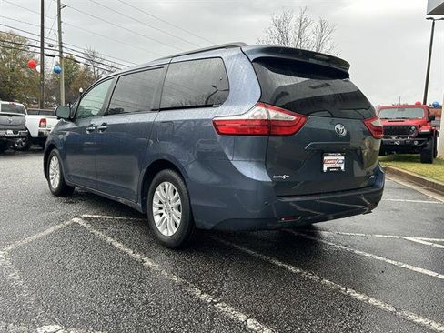 Used 2017 Toyota Sienna XLE image 7