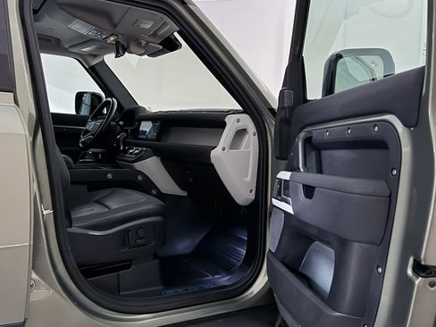 Used 2020 Land Rover Defender 110 First Edition image 25