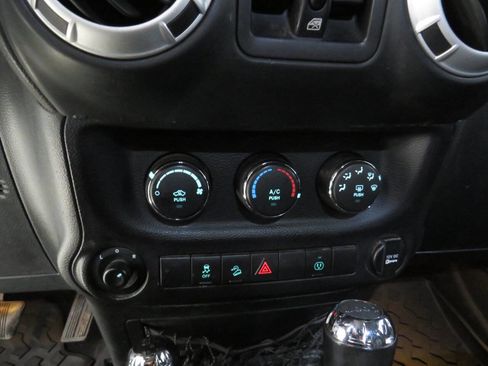 Used 2014 Jeep Wrangler Unlimited Sahara image 22