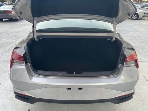 Used 2021 Hyundai Elantra SE image 4