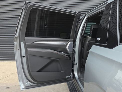 Used 2025 Cadillac Escalade ESV V image 19