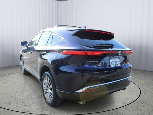 Used 2023 Toyota Venza XLE image 6